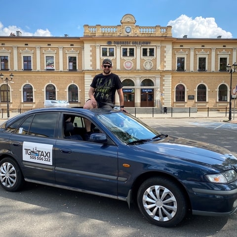 taksówka tg taxi na tle dworca w tarnowskich górach