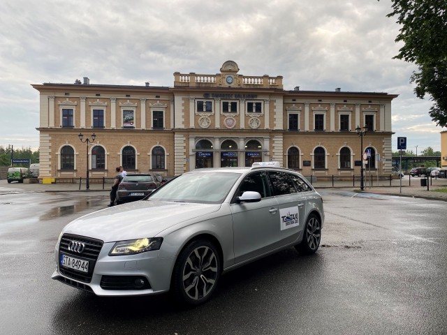 taksówka tg taxi na tle dworca w tarnowskich górach