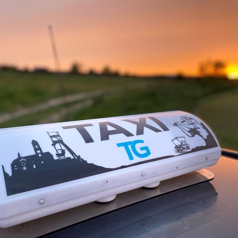 taksówka tg taxi na tle wschodu słońca