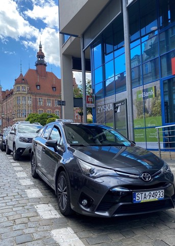 taksówka tg taxi na tle urzędu w tarnowskich górach